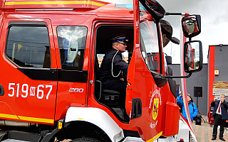 „OSP potrzebuje wsparcia, bo strażacy narażają własne życie”. Nowy wóz ratowniczy trafił do ochotników z Gwiździn